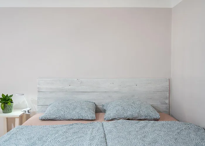 Affordable Heroes' Square Appartement *