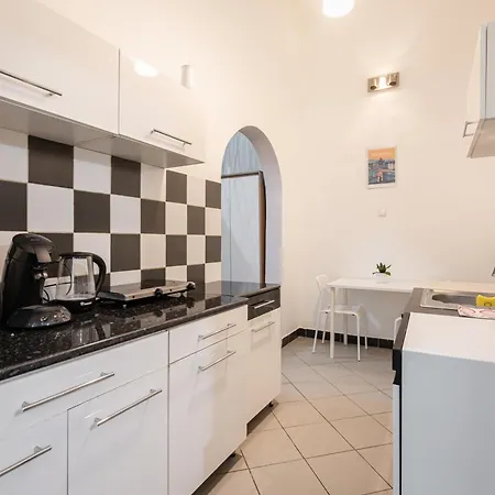 Affordable Heroes' Square Apartment Budapest
