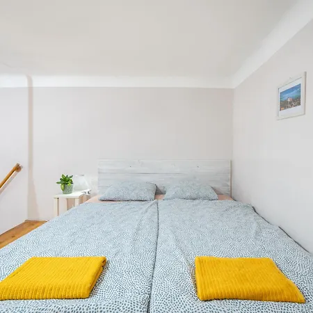 Affordable Heroes' Square Apartment *