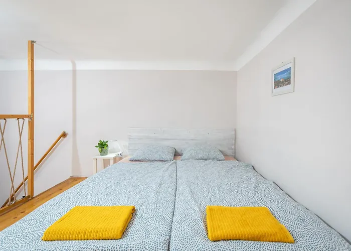 Affordable Heroes' Square Appartement *