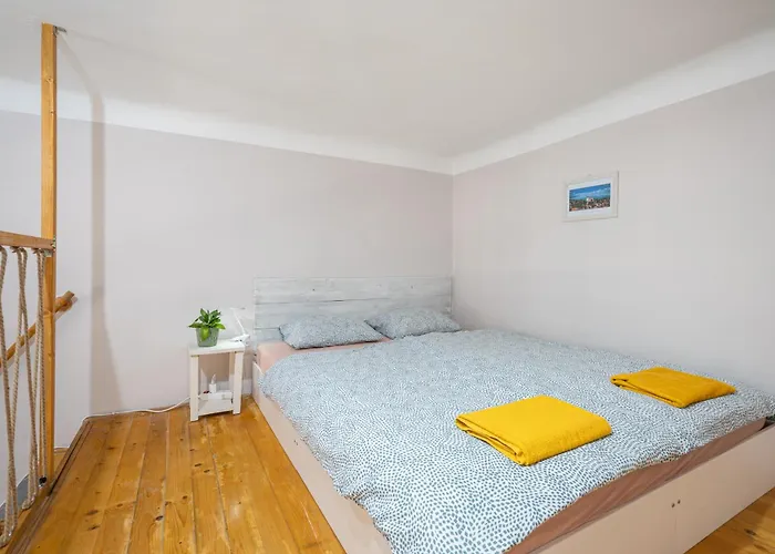 Affordable Heroes' Square Apartment *