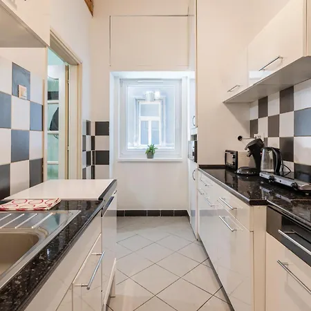 Affordable Heroes' Square Apartment Budapest